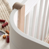 Wood Mini+ cot bed incl. junior kit, 68x122/162 cm, white/oak van Oliver Furniture | Kids Conceptstore Le Fanfare