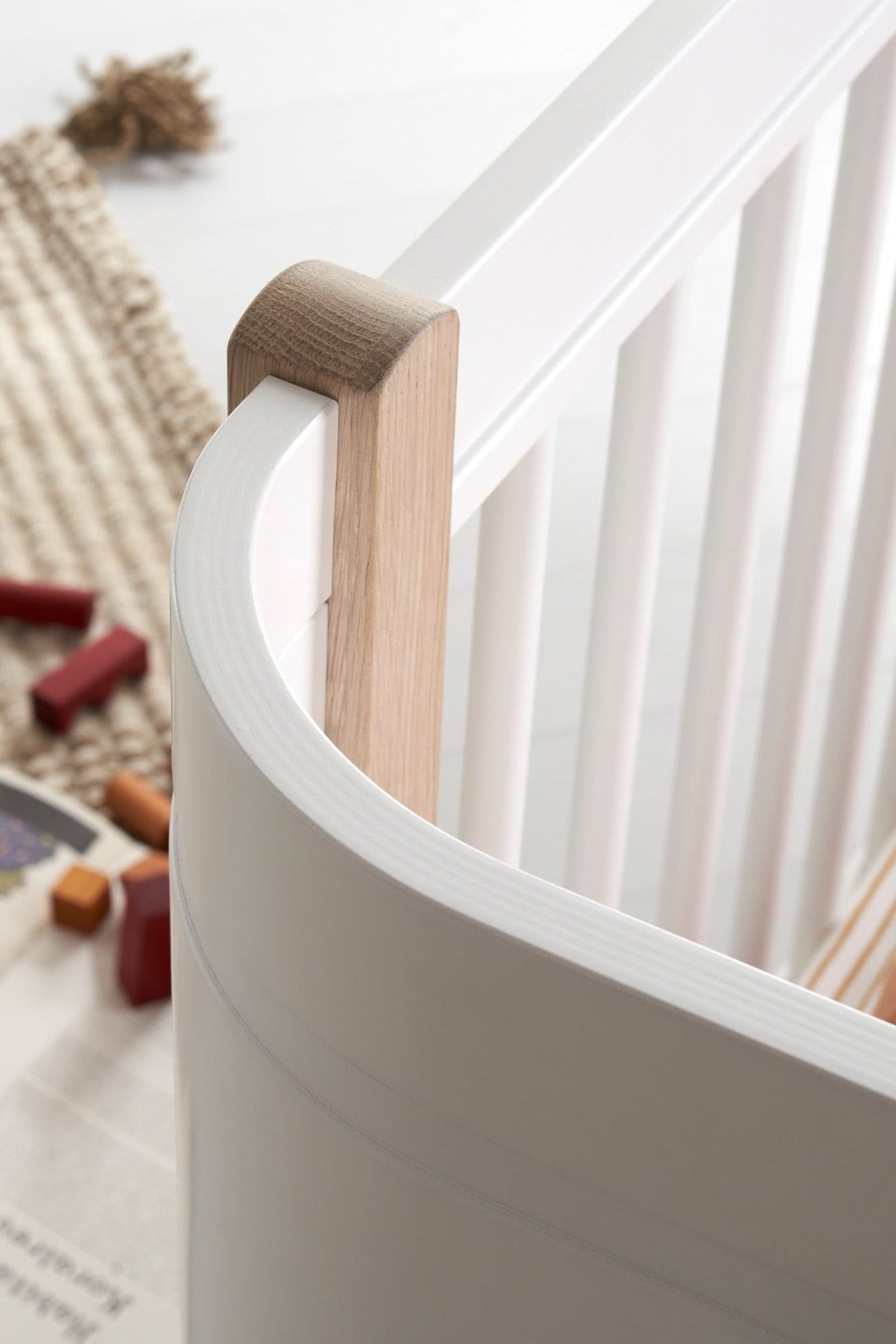 Wood Mini+ cot bed incl. junior kit, 68x122/162 cm, white/oak van Oliver Furniture | Kids Conceptstore Le Fanfare