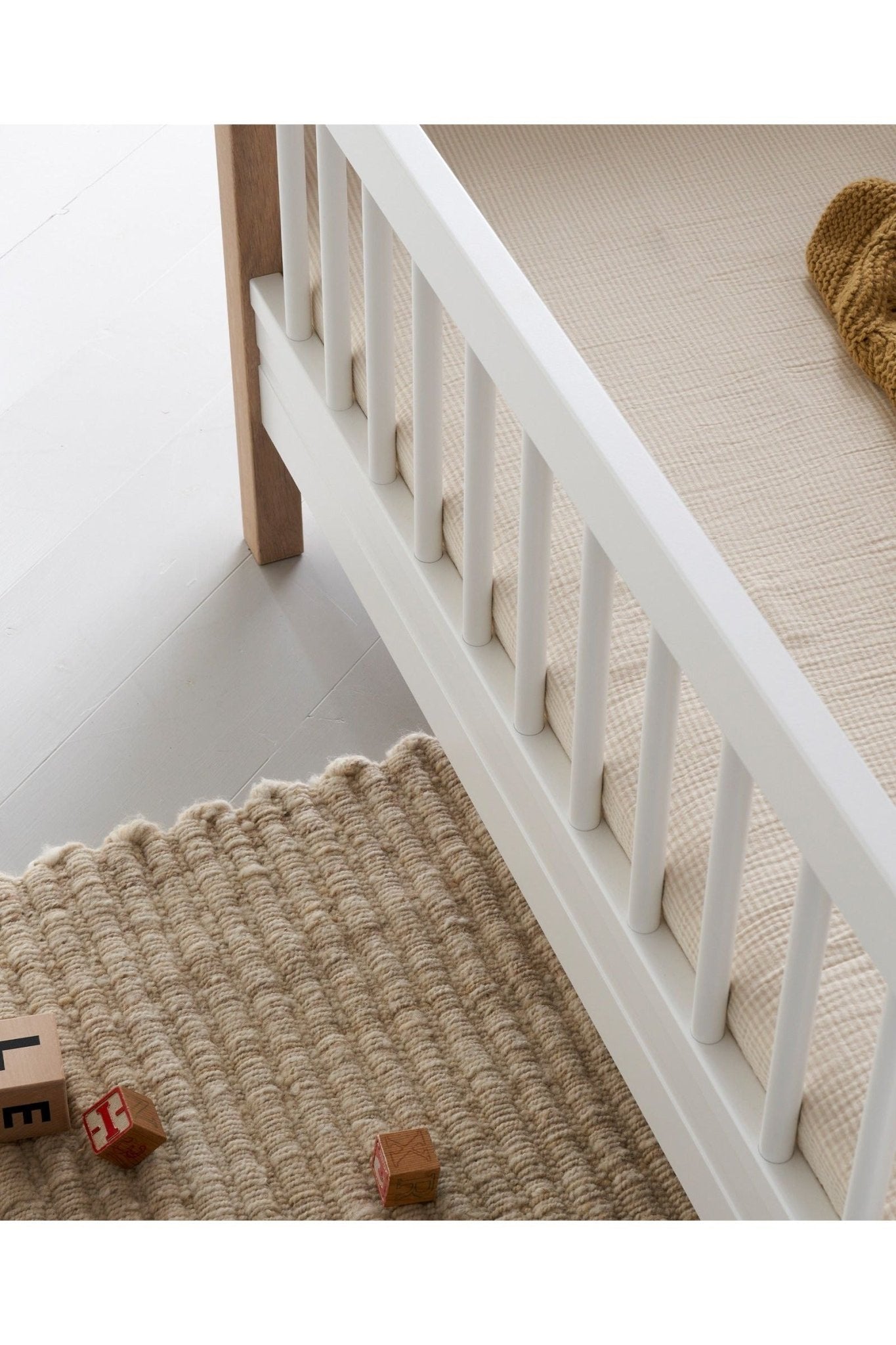 Wood Mini+ junior bed, 68x162cm, white/oak van Oliver Furniture | Kids Conceptstore Le Fanfare