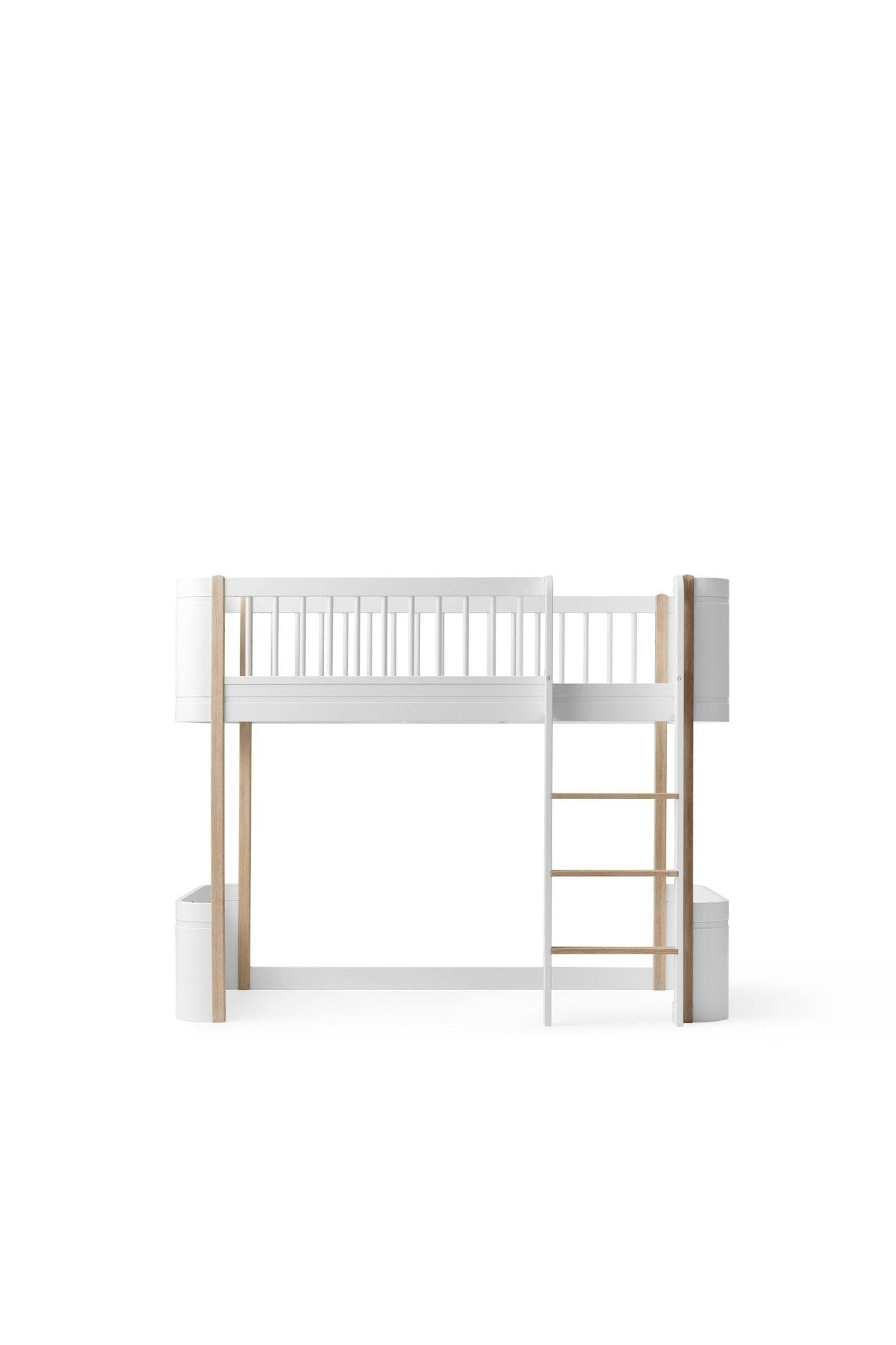 Wood Mini+ low loft bed, 68x162 cm, white/oak van Oliver Furniture | Kids Conceptstore Le Fanfare