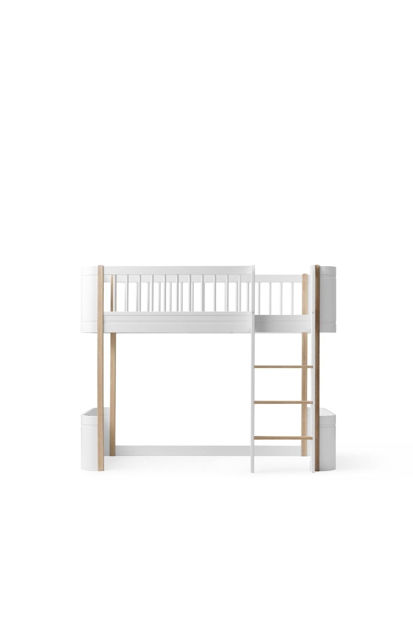 Wood Mini+ low loft bed, 68x162 cm, white/oak van Oliver Furniture | Kids Conceptstore Le Fanfare