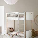 Wood Mini+ low loft bed, 68x162 cm, white/oak van Oliver Furniture | Kids Conceptstore Le Fanfare
