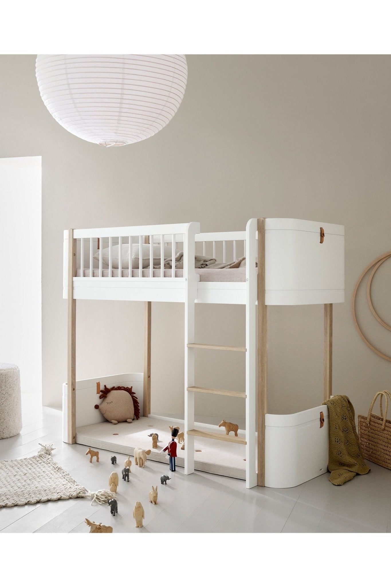 Wood Mini+ low loft bed, 68x162 cm, white/oak van Oliver Furniture | Kids Conceptstore Le Fanfare