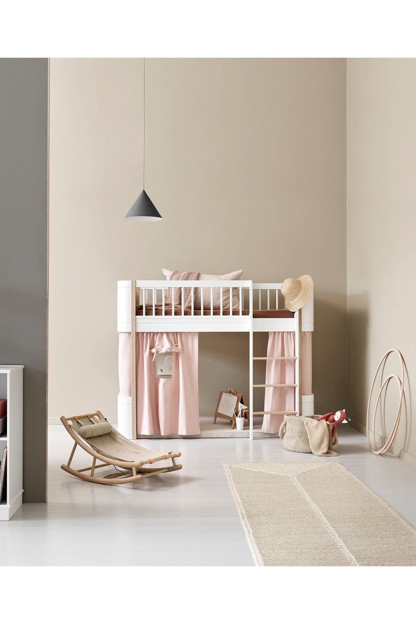 Wood Mini+ low loft bed, 68x162 cm, white/oak van Oliver Furniture | Kids Conceptstore Le Fanfare