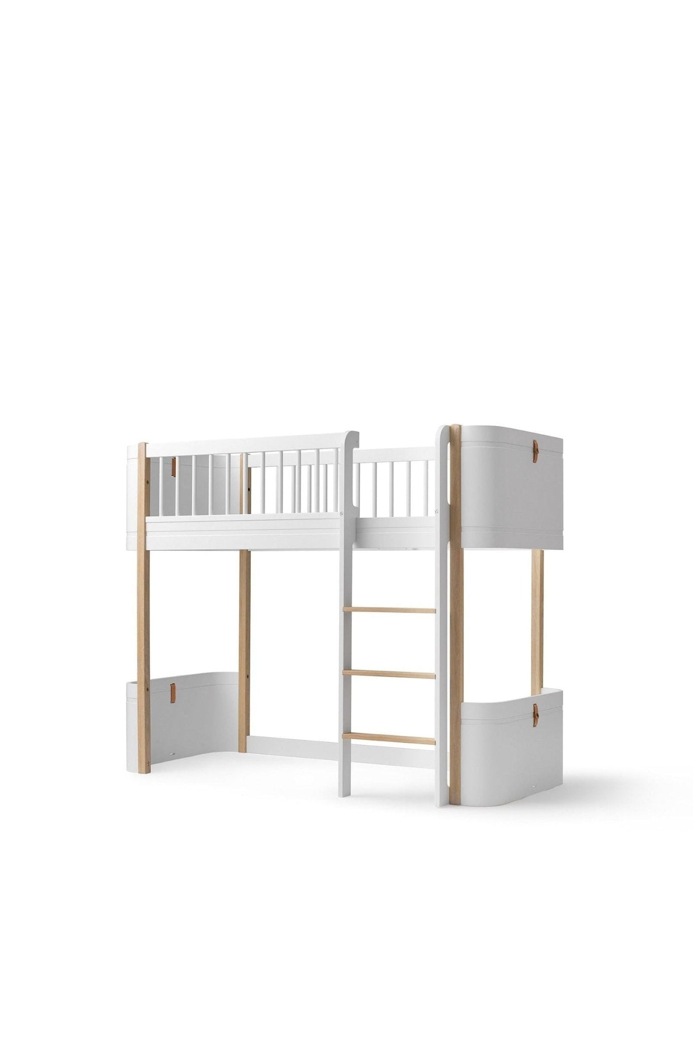 Wood Mini+ low loft bed, 68x162 cm, white/oak van Oliver Furniture | Kids Conceptstore Le Fanfare