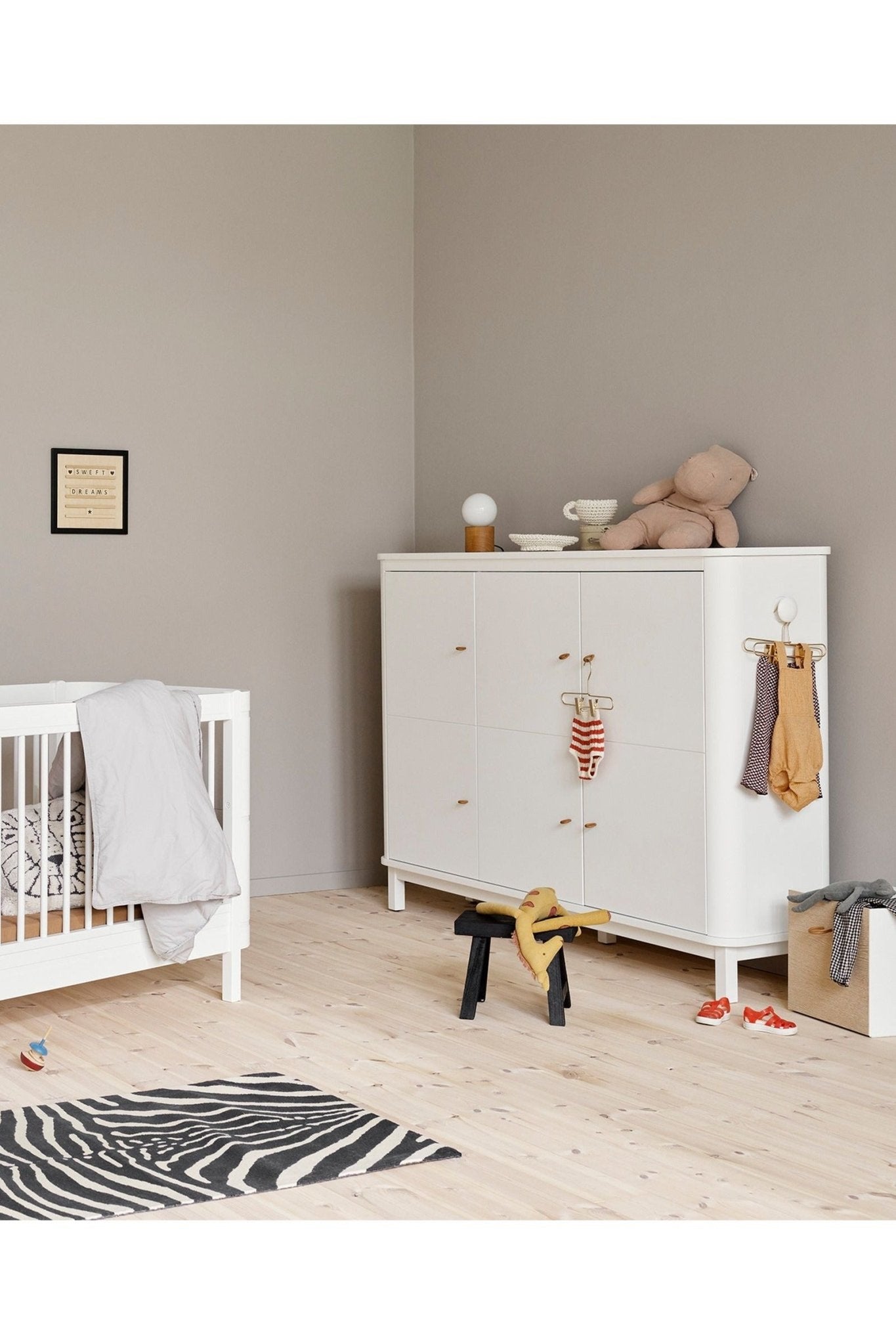 Wood Multi cupboard 3 doors, white van Oliver Furniture | Kids Conceptstore Le Fanfare