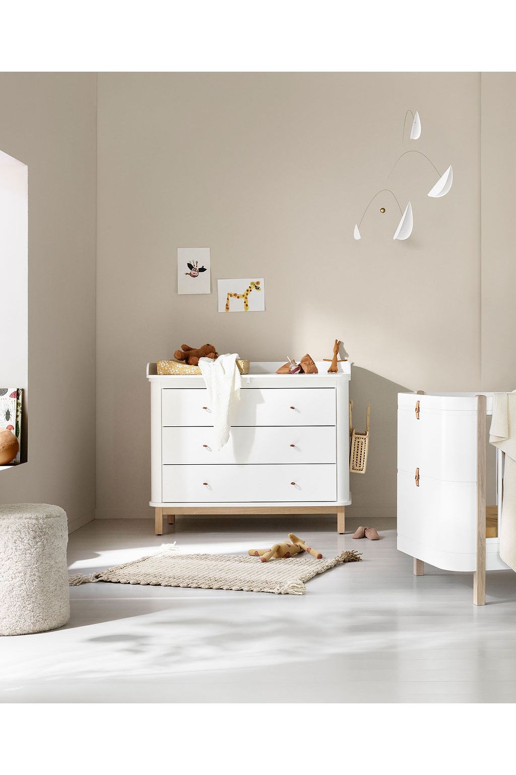 Wood nursery dresser 3 drawers, white/oak van Oliver Furniture | Kids Conceptstore Le Fanfare