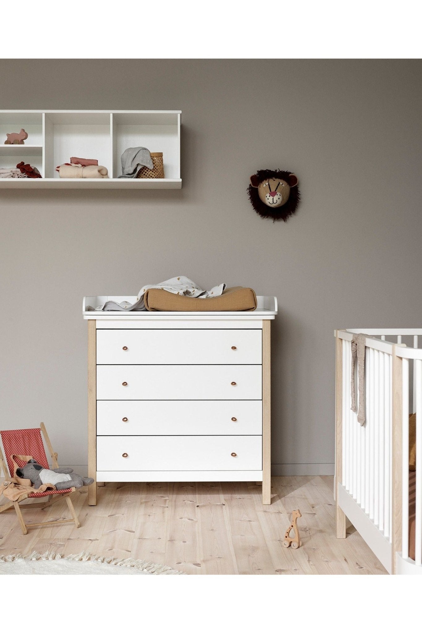 Wood Nursery dresser 4 drawers w. nursery top 051315, white/oak van Oliver Furniture | Kids Conceptstore Le Fanfare