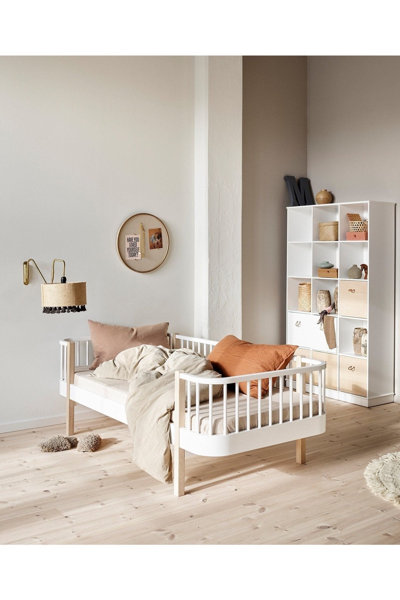 Wood Original day bed, 90x200 cm, white/oak van Oliver Furniture | Kids Conceptstore Le Fanfare