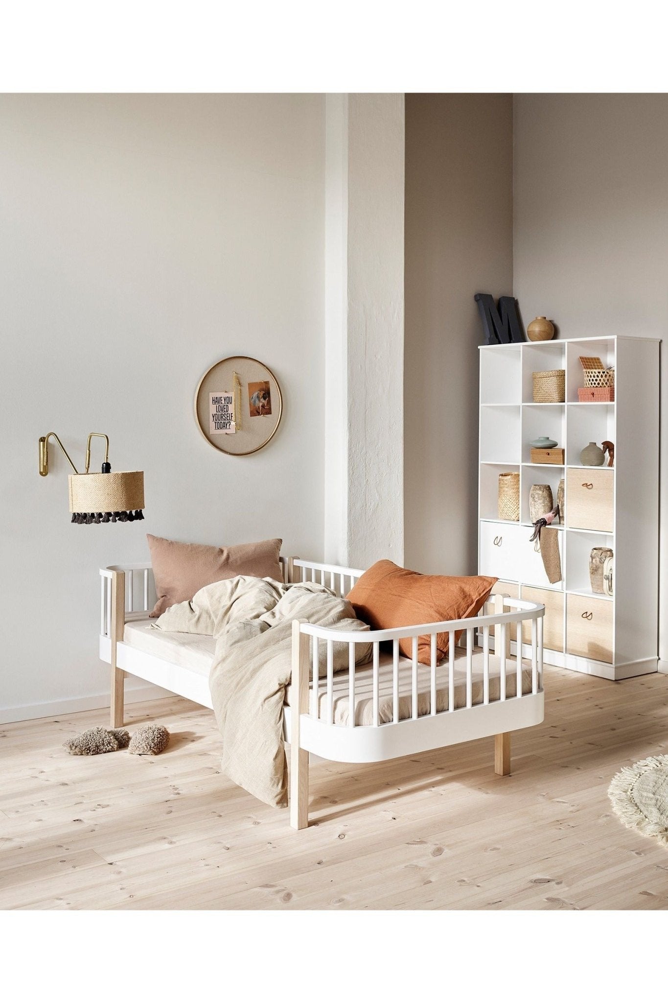 Wood Original day bed, 90x200 cm, white/oak van Oliver Furniture | Kids Conceptstore Le Fanfare