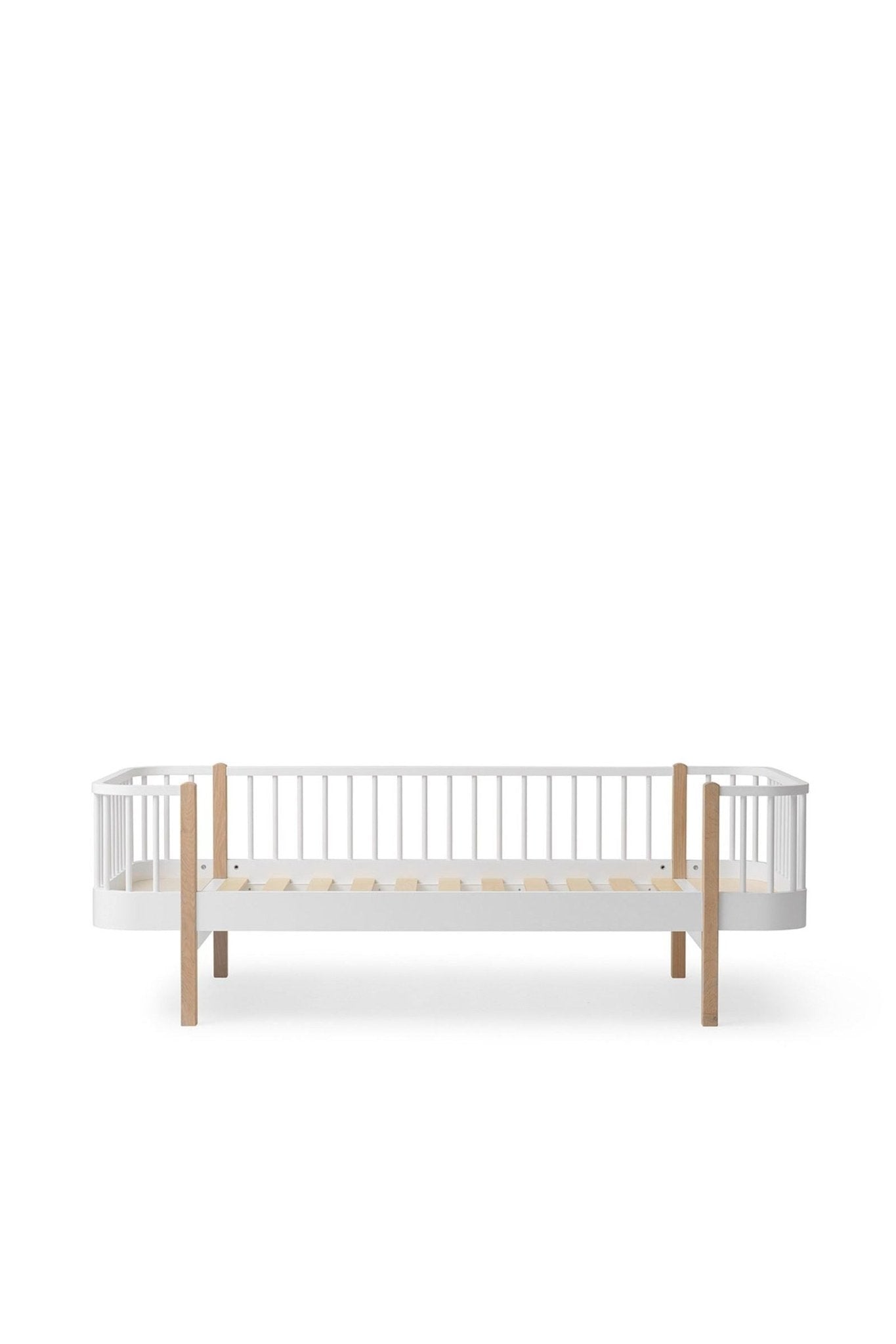 Wood Original day bed, 90x200 cm, white/oak van Oliver Furniture | Kids Conceptstore Le Fanfare