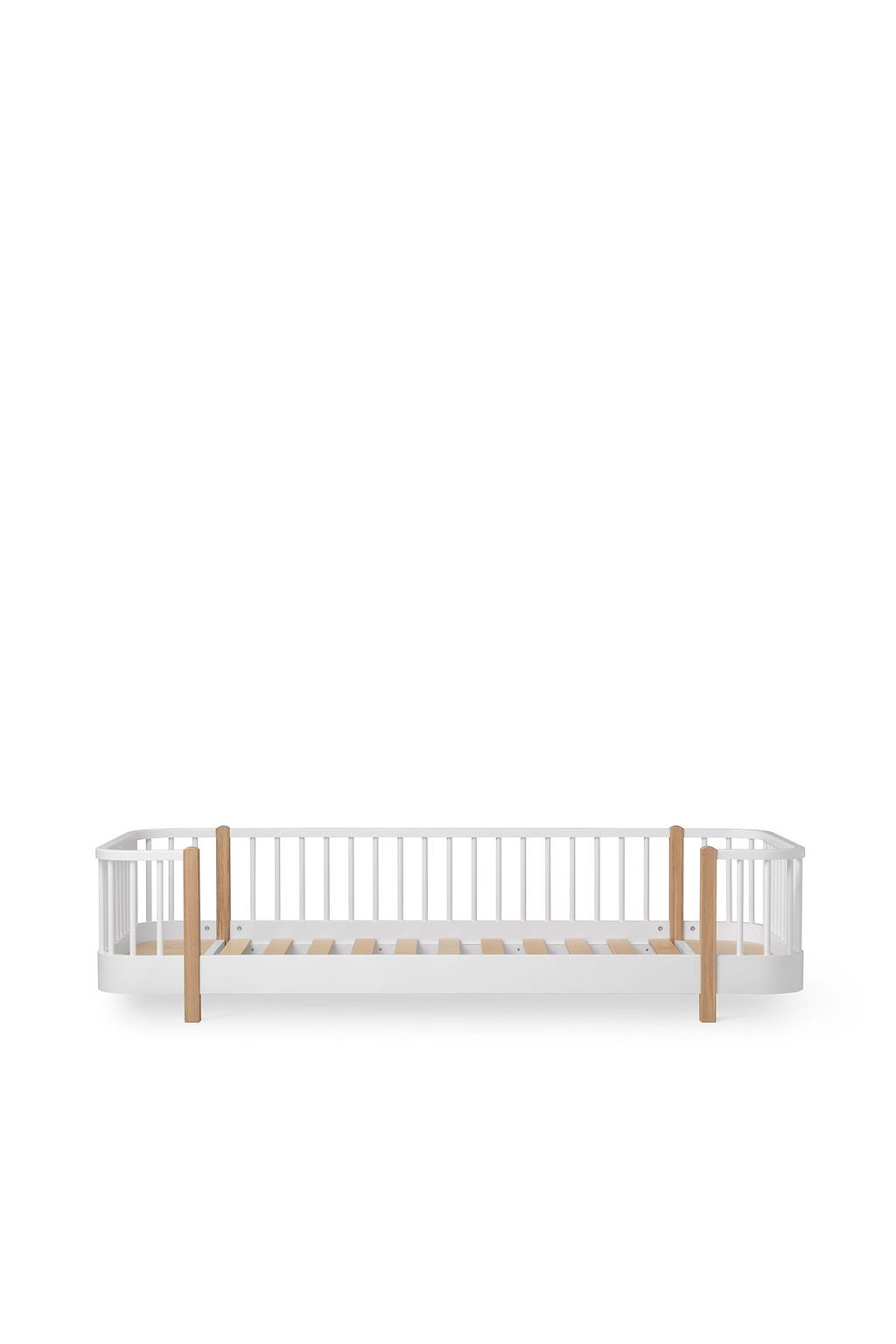 Wood original floor bed, 90x200 cm, white/oak van Oliver Furniture | Kids Conceptstore Le Fanfare