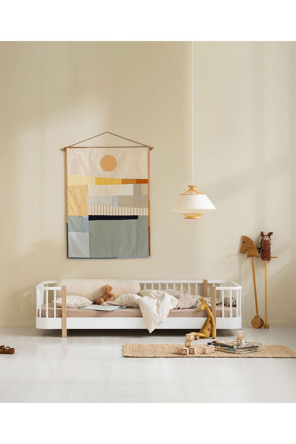 Wood original floor bed, 90x200 cm, white/oak van Oliver Furniture | Kids Conceptstore Le Fanfare