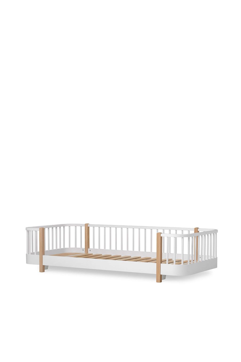 Wood original floor bed, 90x200 cm, white/oak van Oliver Furniture | Kids Conceptstore Le Fanfare