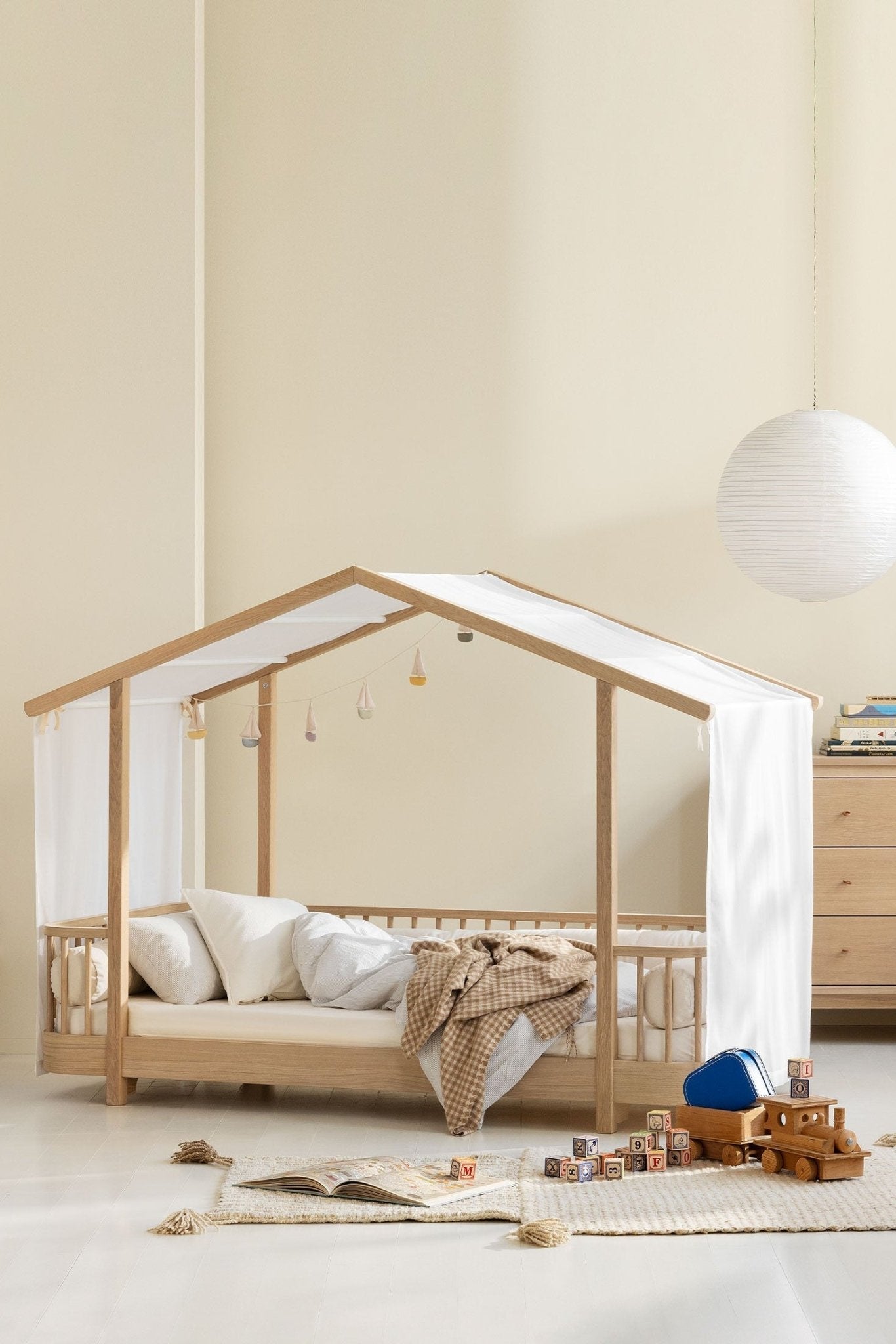 Wood original house bed, 90x200 cm, oak van Oliver Furniture | Kids Conceptstore Le Fanfare