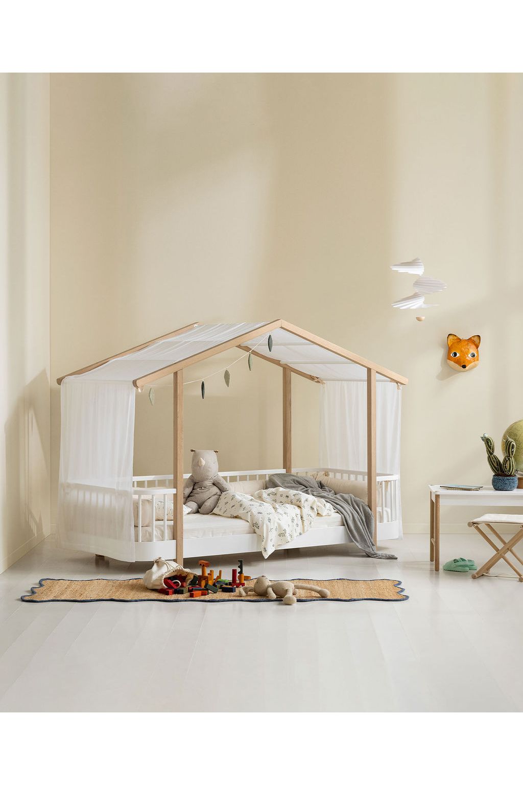 Wood original house bed, 90x200 cm, white/oak van Oliver Furniture | Kids Conceptstore Le Fanfare