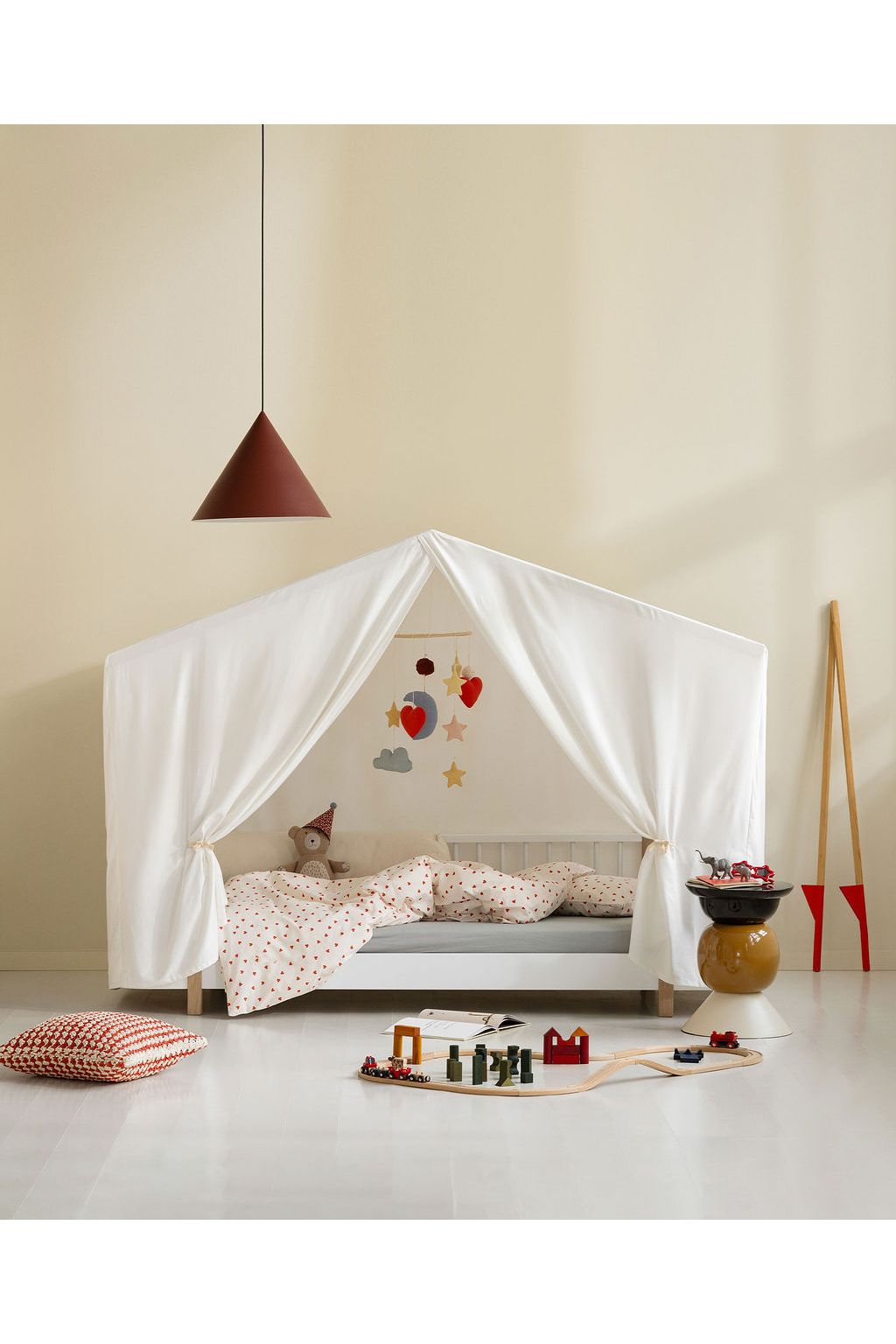 Wood original house bed, 90x200 cm, white/oak van Oliver Furniture | Kids Conceptstore Le Fanfare