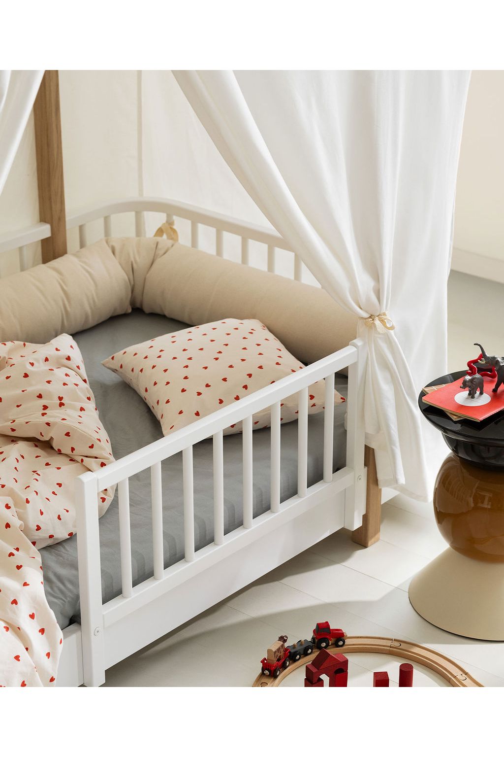 Wood original house bed tent van Oliver Furniture | Kids Conceptstore Le Fanfare