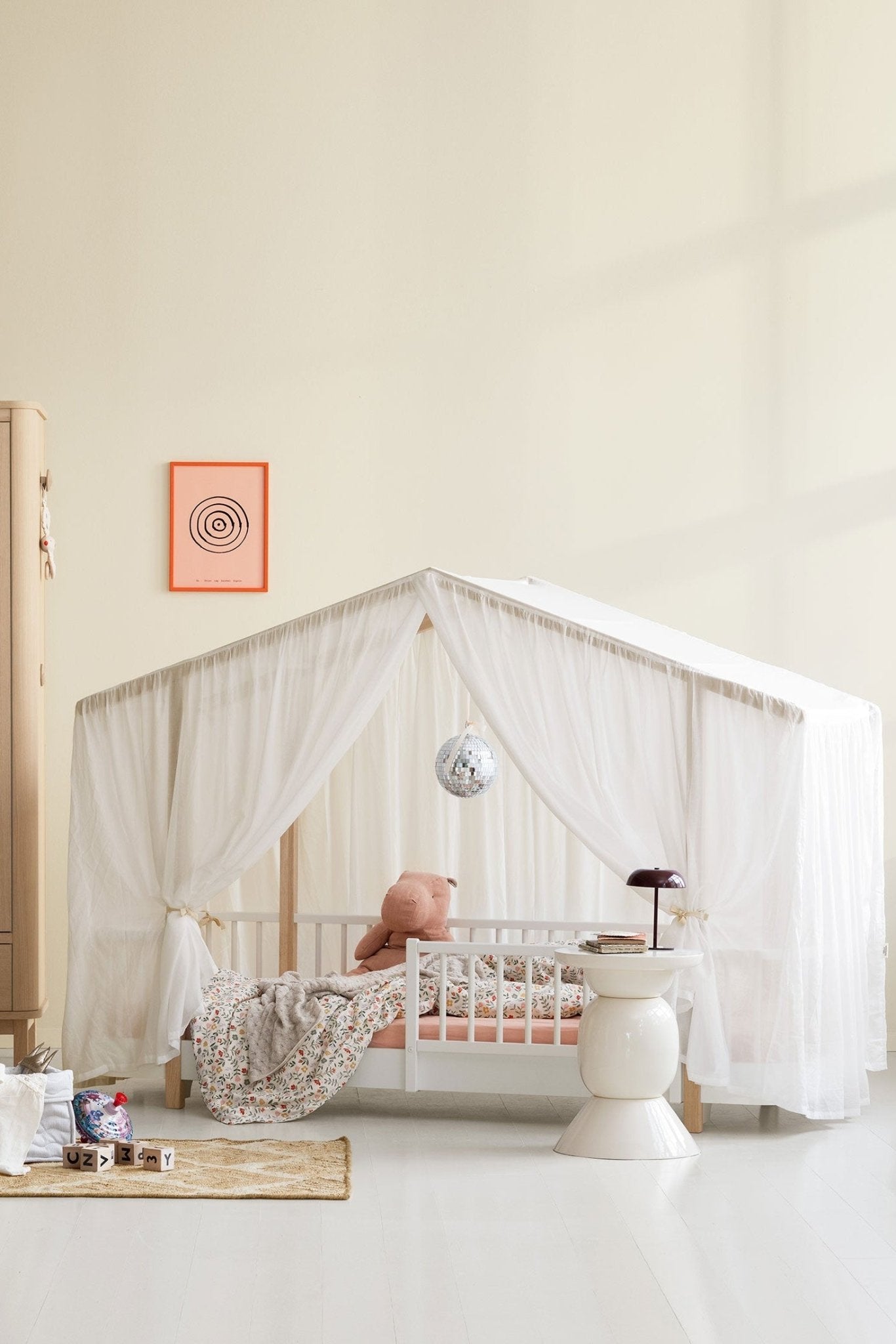 Wood original house bed tent, transparent white van Oliver Furniture | Kids Conceptstore Le Fanfare