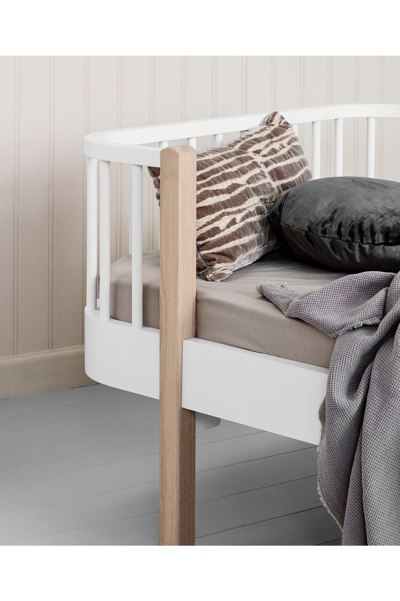 Wood Original junior day bed, 90x160cm, white/oak van Oliver Furniture | Kids Conceptstore Le Fanfare