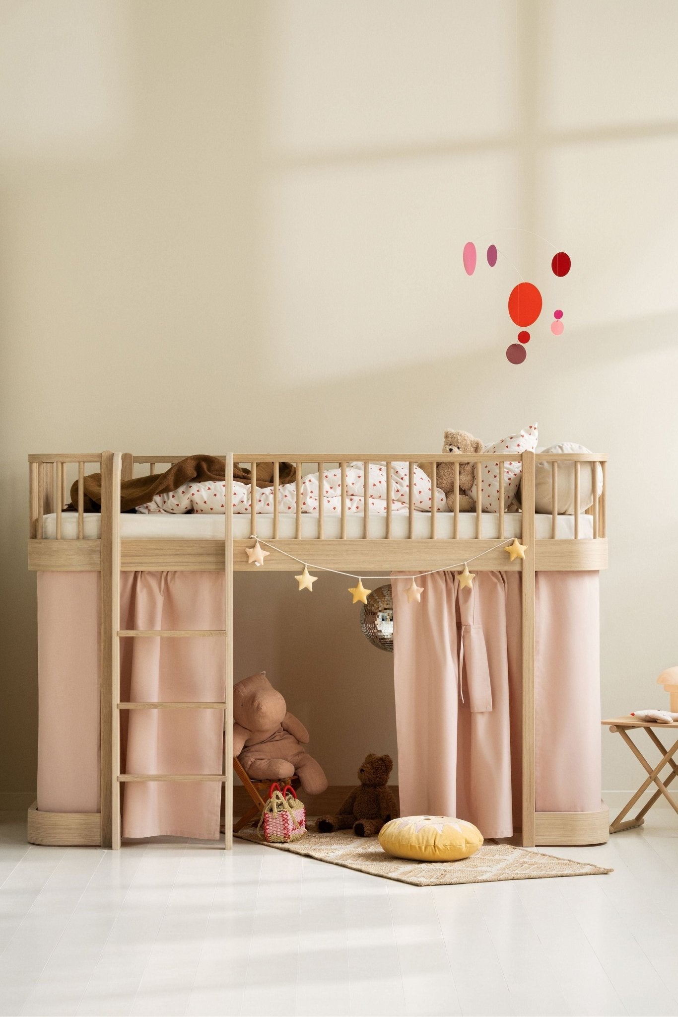 Wood original low loft bed, 90x200 cm, oak van Oliver Furniture | Kids Conceptstore Le Fanfare