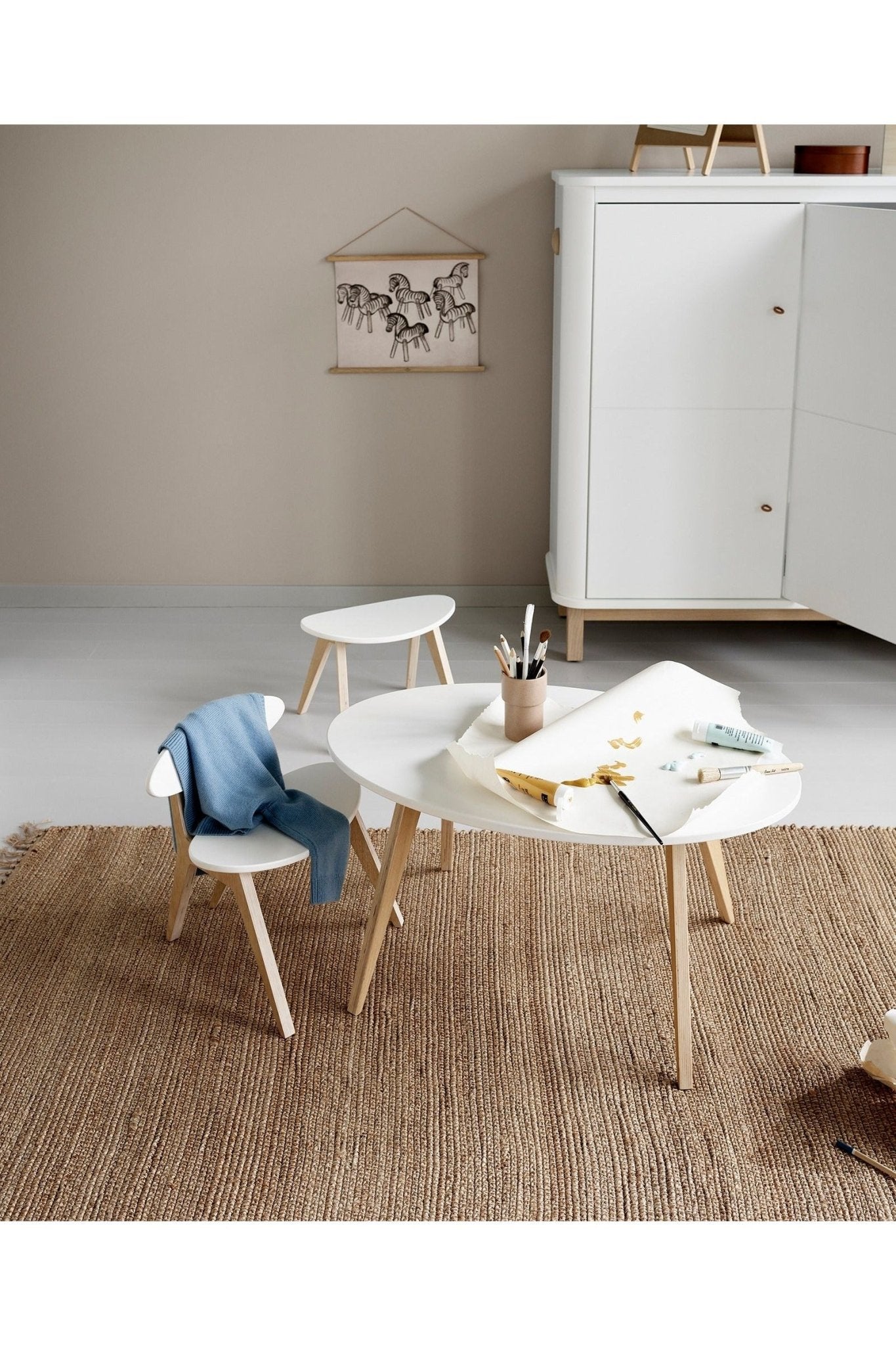 Wood PingPong chair, white/oak van Oliver Furniture | Kids Conceptstore Le Fanfare