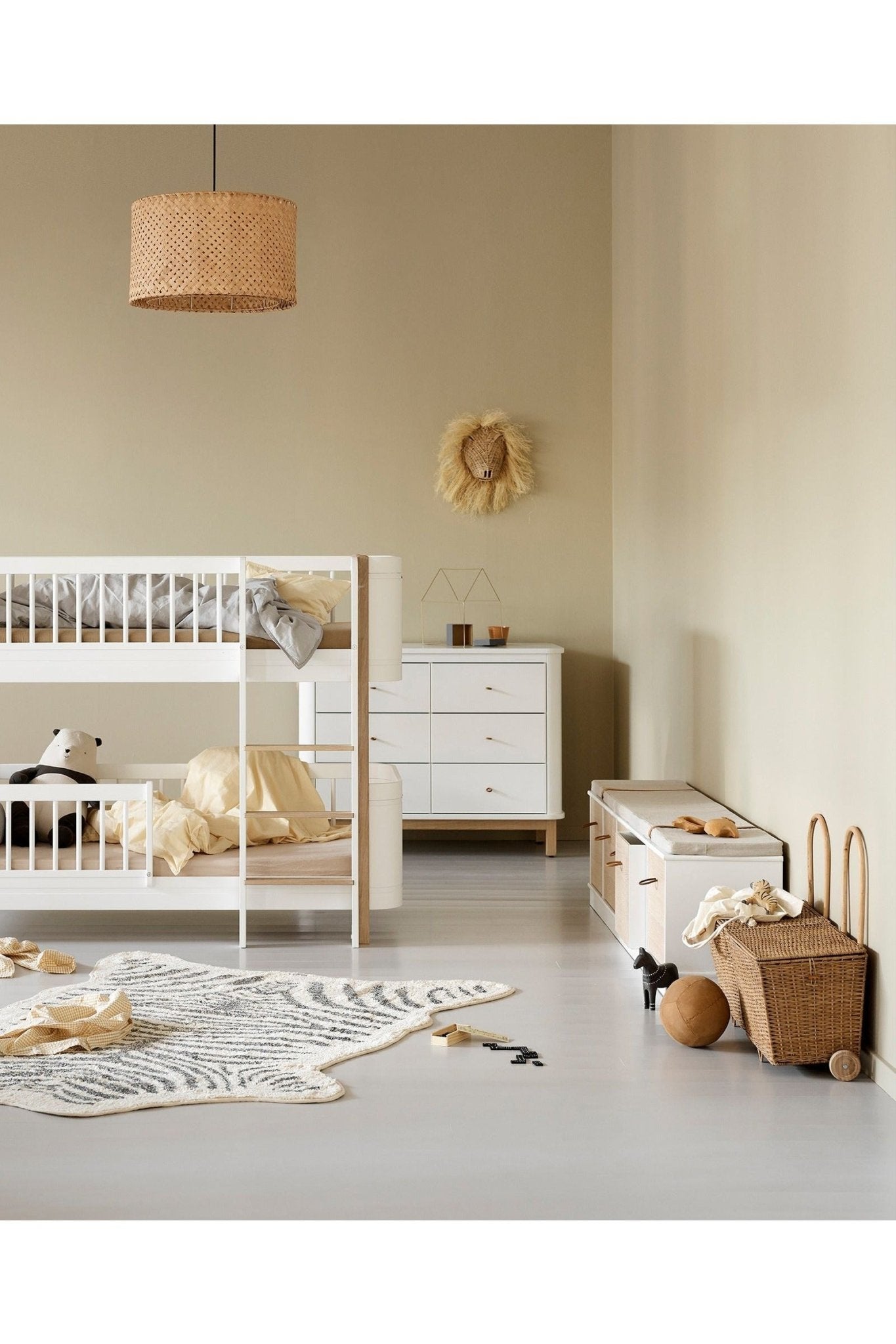 Wood Shelving unit 5x1 horizontal w. base van Oliver Furniture | Kids Conceptstore Le Fanfare