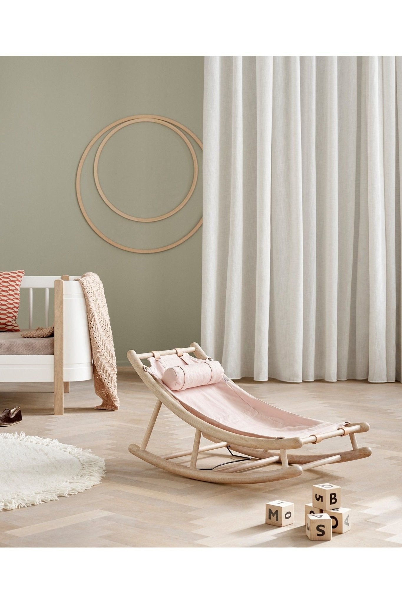 Wood Toddler rocker, oak/rose van Oliver Furniture | Kids Conceptstore Le Fanfare