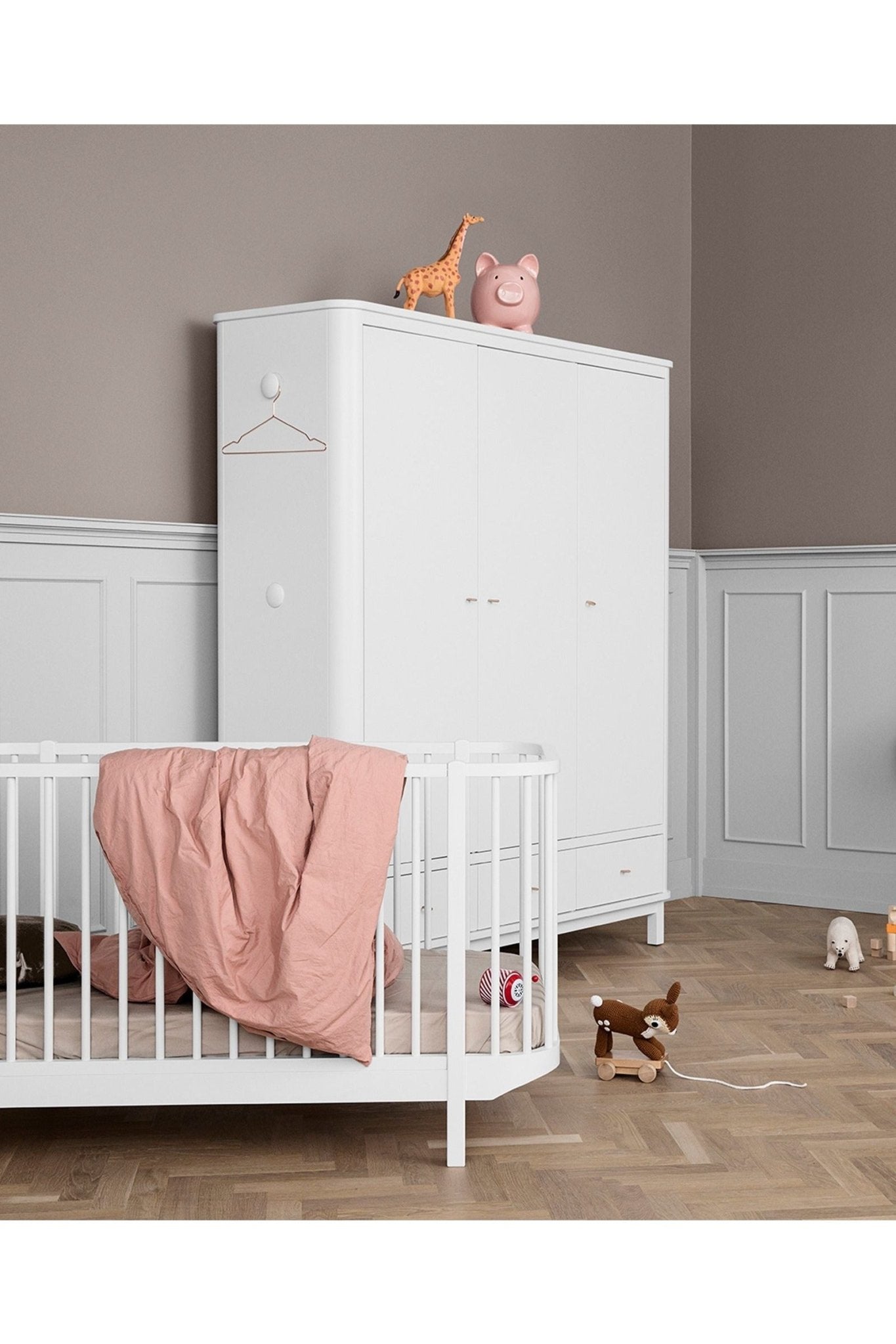Wood Wardrobe 3 doors, white van Oliver Furniture | Kids Conceptstore Le Fanfare