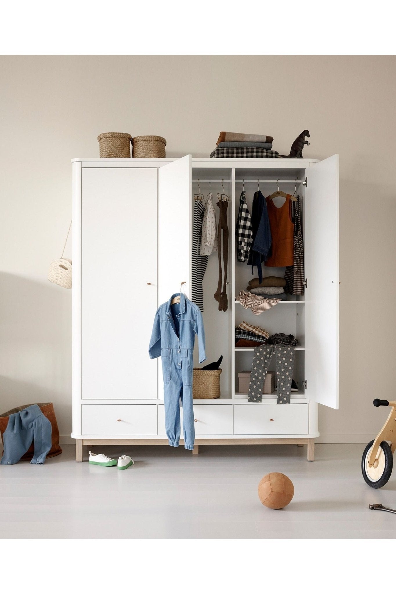 Wood Wardrobe 3 doors, white/oak van Oliver Furniture | Kids Conceptstore Le Fanfare